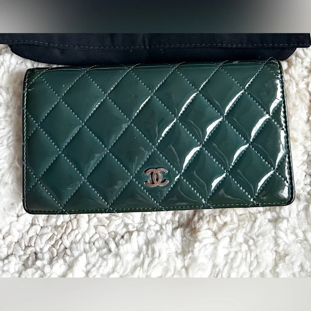 SOLD🌺CHANEL Teal Bifold Long CC logo Quilted Patent Leather Yen Wallet + card - Picture 6 of 11